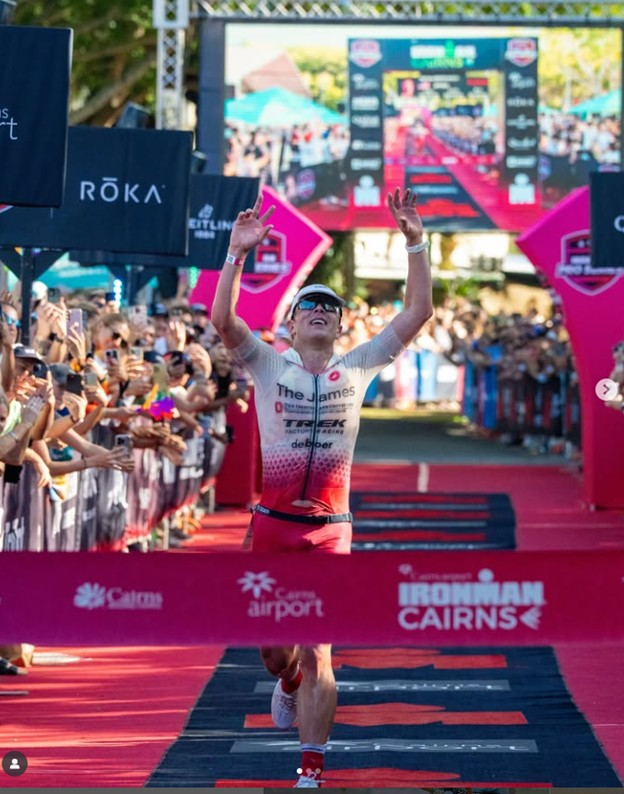 A person running on a race track

AI-generated content may be incorrect.